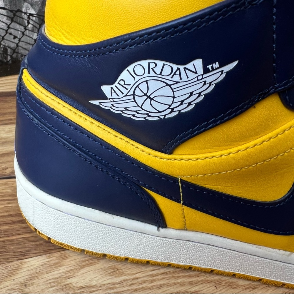 2012 AirJordan 1 Mid Michigan sneakers 554724-707 - Picture 4 of 13